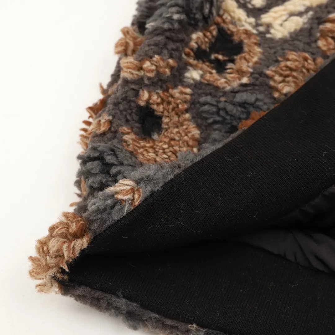 🅿️570 220Louis Vuitton & Nigo floral double-sided fleece sherpa jacket. The original version was purchased for 22200. It is made of 3D three-dimensional lamb wool. The light brown color of custom-woven nylon fabric is ordered and dyed according to the original version. It is comfortable to wear and doubles the thermal performance. The lapel stand-up collar has a two-wear zipper design, which is easy to put on and take off to change the style at will. One side is plush, soft and fashionable, and the gray and black base is embellished with round textures in autumn and winter colors, showing a natural moss-like atmosphere, which enhances the style of the outfit. The other side is smooth and cotton-covered, which has a better effect of keeping warm and cold in autumn and winter. With the leather label pattern, it gives a relaxed feeling when wearing it on the street. Unisex Size: XS-L